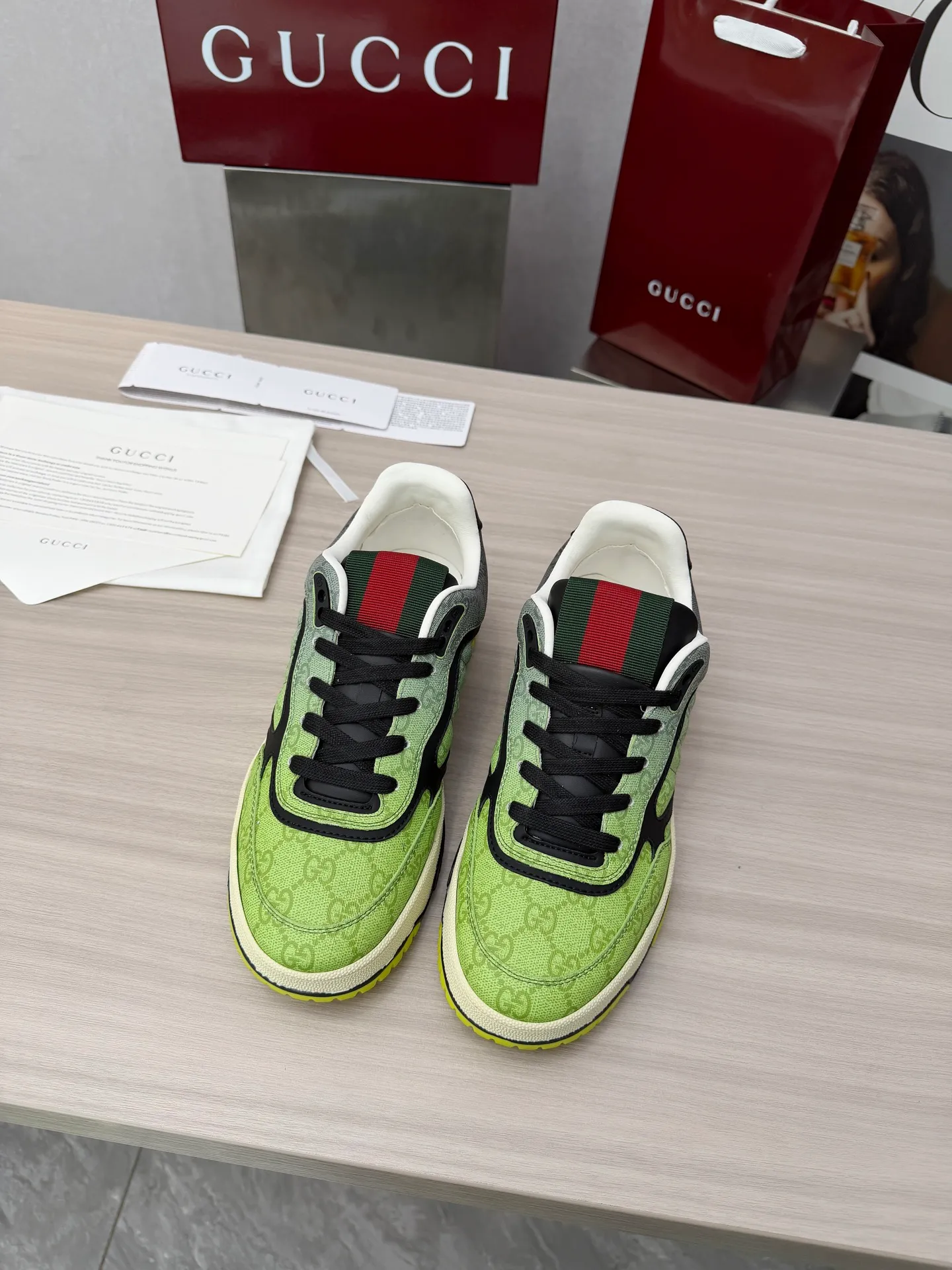 [G Home] P: 600💰 Men's Size: Men's 39-44 (45 custom-made) 🆕2025.GUCC Gucci original order quality The latest popular high and low top distressed couple sneakers series are shipped. Original purchase, development and production. This high and low top sneakers adopt a basketball-style silhouette design, cleverly integrated with hollow panels and distressed effects, showing unique ingenuity. The ingenuity incorporates brand logo details such as interlocking Double G styling accessories and Gucci lettering, a low-key tribute to the brand's design heritage. Exquisite packaging at the delivery counter 🛍📦 ▪️ Fabric: Original customized imported first-layer cowhide ▪️ Inner lining: Imported first-layer cowhide ▪️ Sole: Original molded two-color TPU sole ▪️ Sole thickness: 3cm
